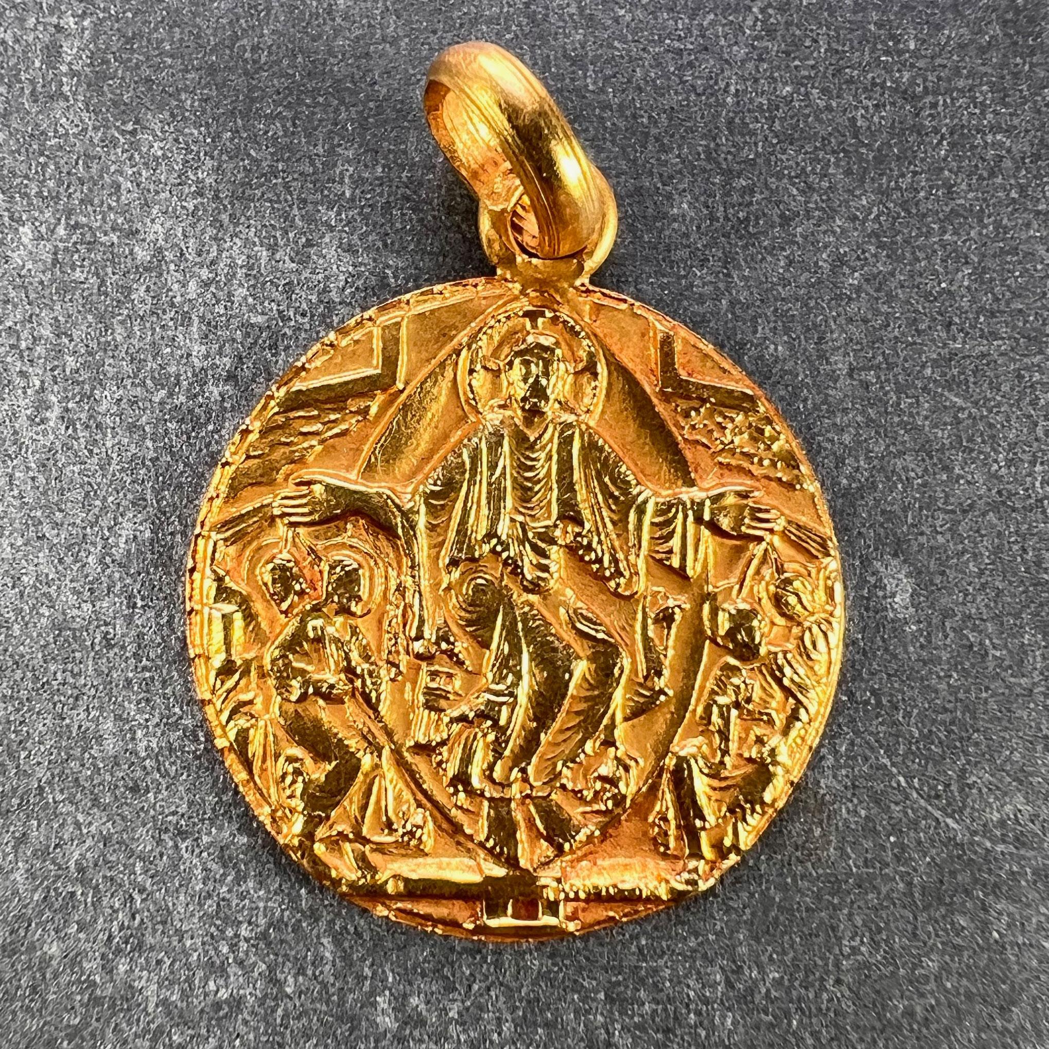 Pendentif français en or jaune 18 carats (18K) conçu comme une médaille représentant Jésus-Christ sur un trône dans les cieux entouré d'anges. Estampillé de la tête d'aigle pour l'or 18 carats et de fabrication française avec une marque de fabricant