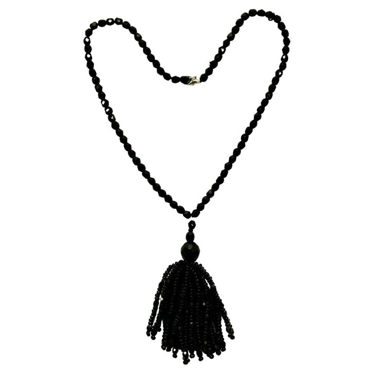 Collier de perles à facettes en jais français avec pendentif pompon En  vente sur 1stDibs