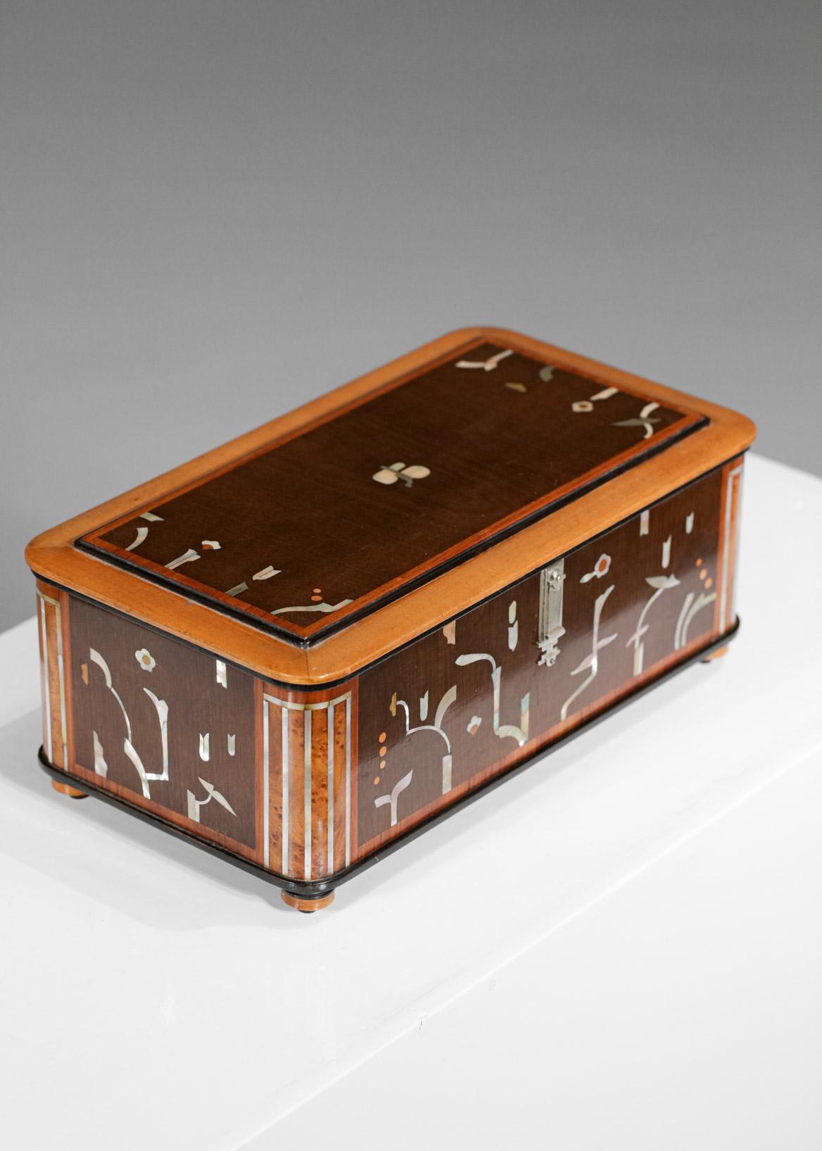 French Jewellery Box from the 40's in Art Deco Mother of Pearl, F153 11