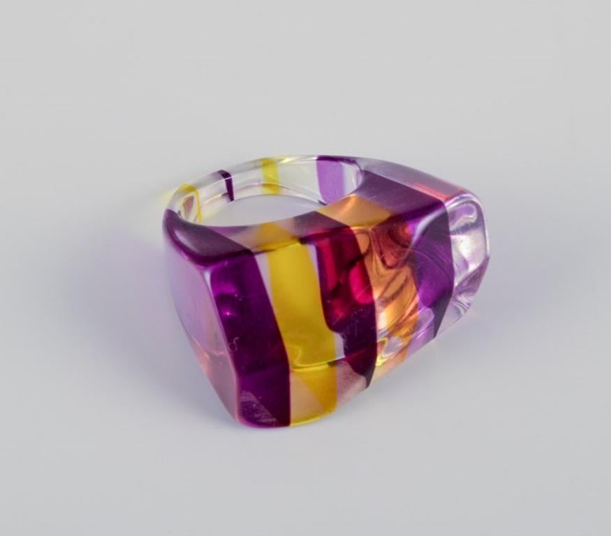 French jewelry artist. Five design rings in plastic. 
Striped design with various colors.
1960s/1970s.
In excellent condition.
Dimensions: Diameter 15.5 mm  - 18.5 mm. 
US size approximately 5-8.