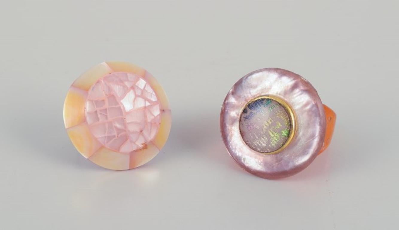Französischer Schmuckkünstler. Fünf Designerringe aus Metall und Kunststoff. 
Verschiedene Designs.
1960er/70er Jahre.
In perfektem Zustand.
Ungefähr 18 mm groß - zwei Ringe sind verstellbar.
US-Ringgrößen 7 bis 8.