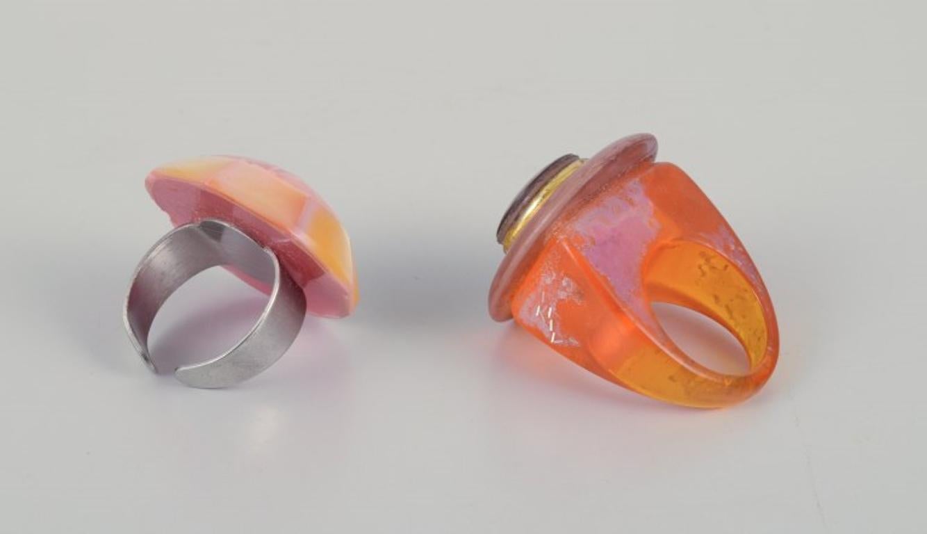 Französischer Schmuckkünstler. Fünf Designerringe aus Metall und Kunststoff.  Various design im Zustand „Hervorragend“ im Angebot in bronshoj, DK