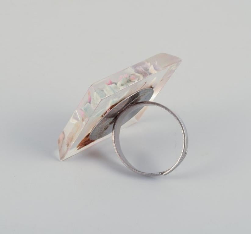 Französischer Schmuckkünstler. Fünf Designerringe aus Metall und Kunststoff.  Various design im Angebot 1