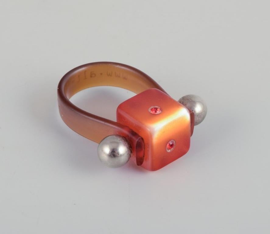 Französischer Schmuckkünstler. Fünf Designerringe aus Metall und Kunststoff.  Various design im Angebot 2