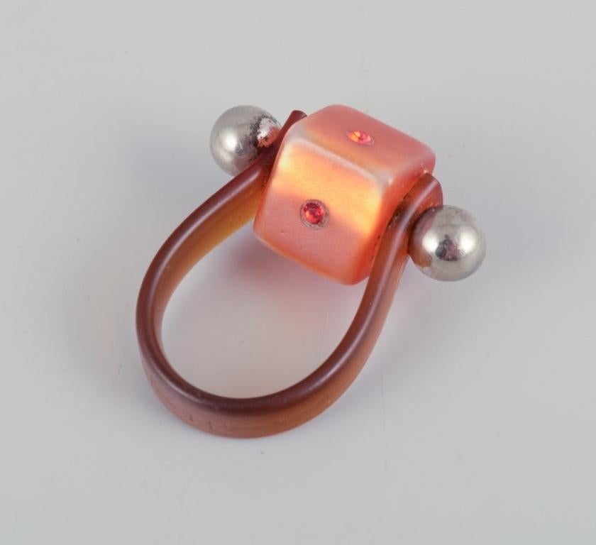 Französischer Schmuckkünstler. Fünf Designerringe aus Metall und Kunststoff.  Various design im Angebot 3