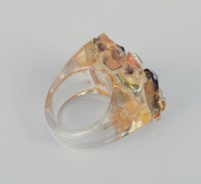 Französischer Schmuckkünstler. Fünf Designerringe aus Metall und Kunststoff.  Various design im Angebot 5