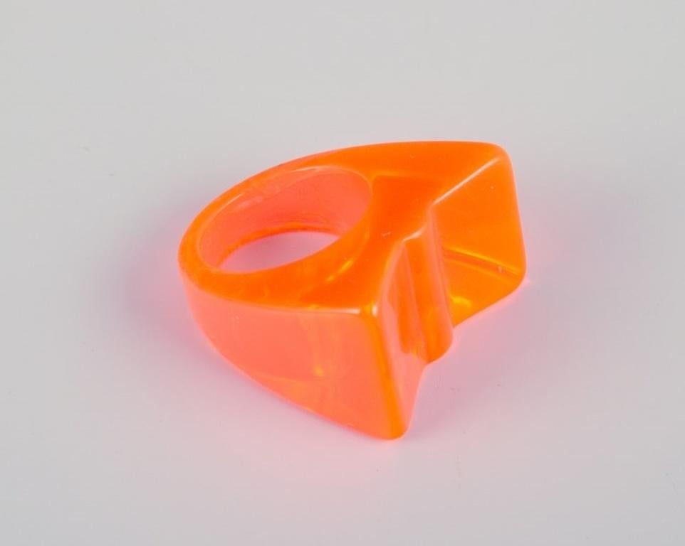 Artiste bijoutier français. Cinq bagues de créateurs en plastique. 
Design/One avec différentes couleurs. L'un d'entre eux est de couleur rouge uni.
Années 1960/1970.
En parfait état.
Dimensions : 17,5 mm - 18,0 mm : 17,5 mm - 18,0 mm
Taille US