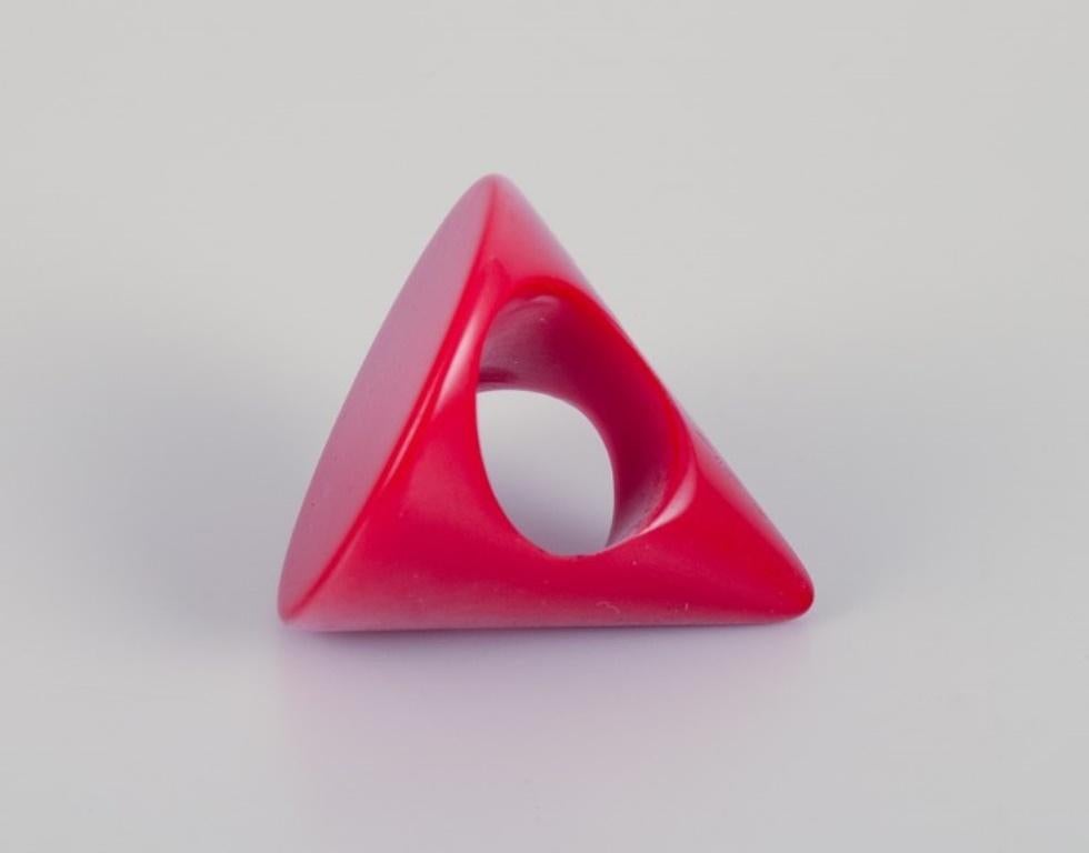 Artiste bijoutier français. Cinq bagues de designer en plastique. 1960/70s en vente 3