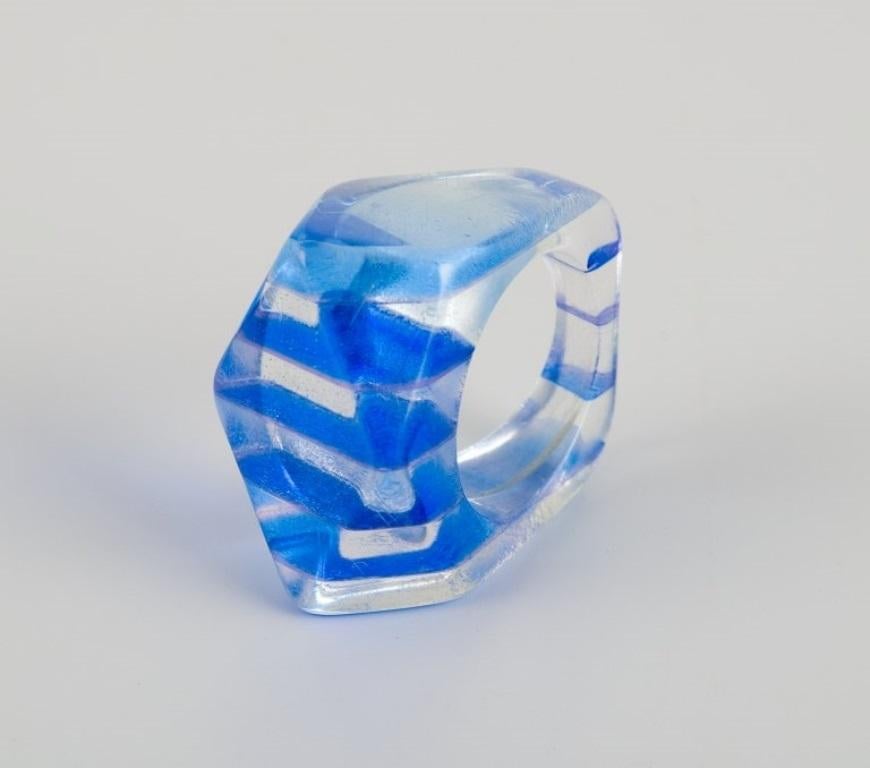 Artiste bijoutier français. Cinq bagues de designer en plastique. 1960/70s en vente 5