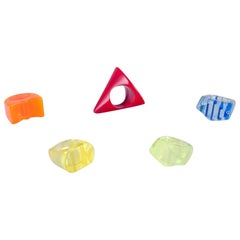Artiste bijoutier français. Cinq bagues de designer en plastique. 1960/70s