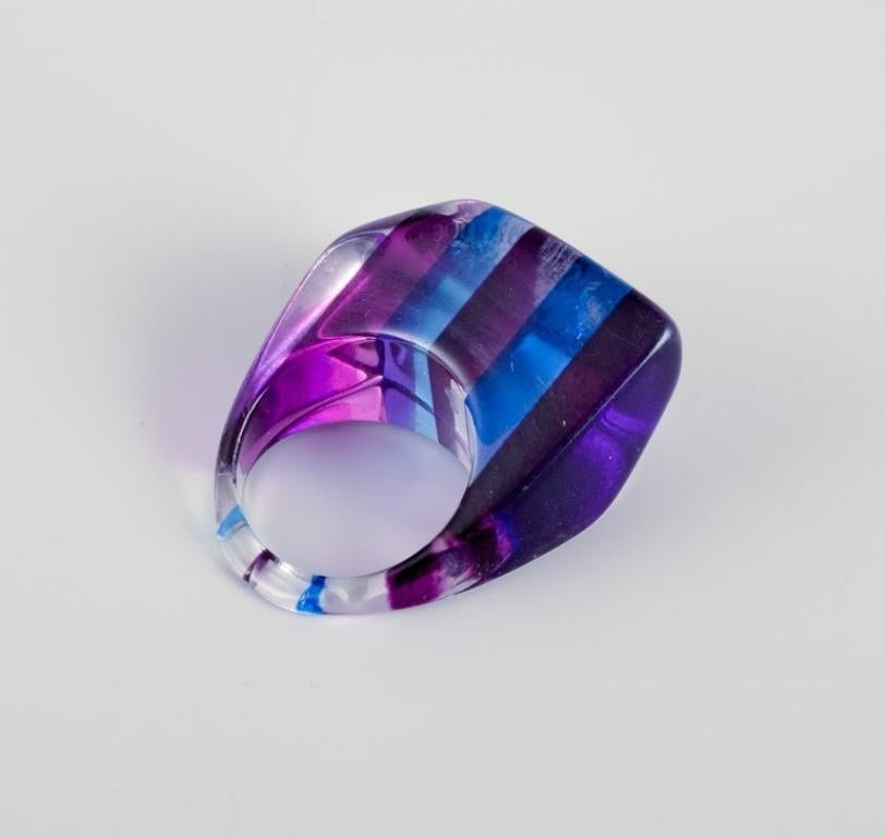 French jewelry artist. Five designer rings in plastic. Striped design. In Excellent Condition For Sale In bronshoj, DK