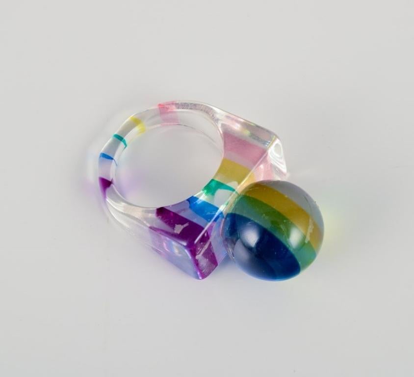 Artista francese di gioielli. Cinque anelli di design in plastica. 
Design a strisce di vari colori.
Anni '60/'70.
In ottime condizioni.
Dimensioni: 16 mm - 18 mm.
Taglia USA 5.5 - 8.0