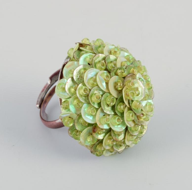 Artiste bijoutier français. Quatre anneaux design en métal et en plastique. Am designs/One. Pour femmes en vente