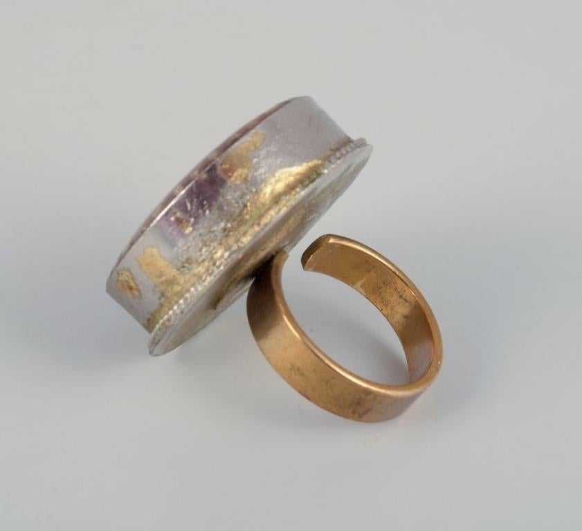 Französischer Schmuckkünstler. Vier Designerringe aus Metall. Verschiedene Designs. Damen im Angebot