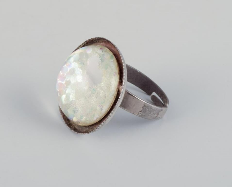 Französischer Schmuckkünstler. Vier Designerringe aus Metall. Verschiedene Designs. im Angebot 3