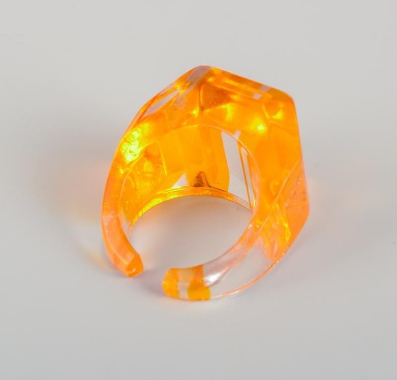 French jewelry artist. Four designer rings in plastic.  Striped design. In Excellent Condition For Sale In bronshoj, DK