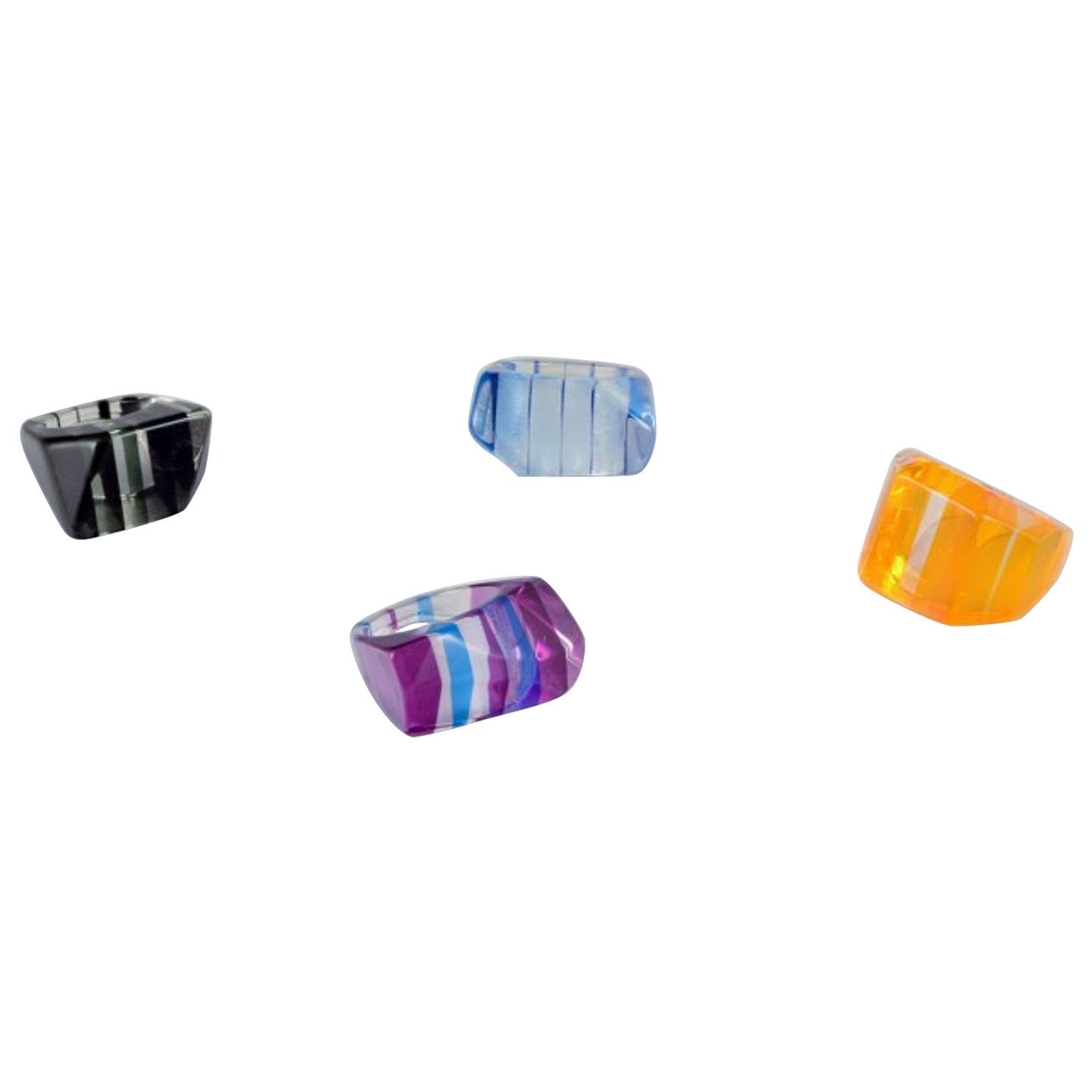 Artiste bijoutier français. Quatre bagues de designer en plastique.  Design/One.