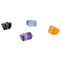 Artiste bijoutier français. Quatre bagues de designer en plastique.  Design/One.
