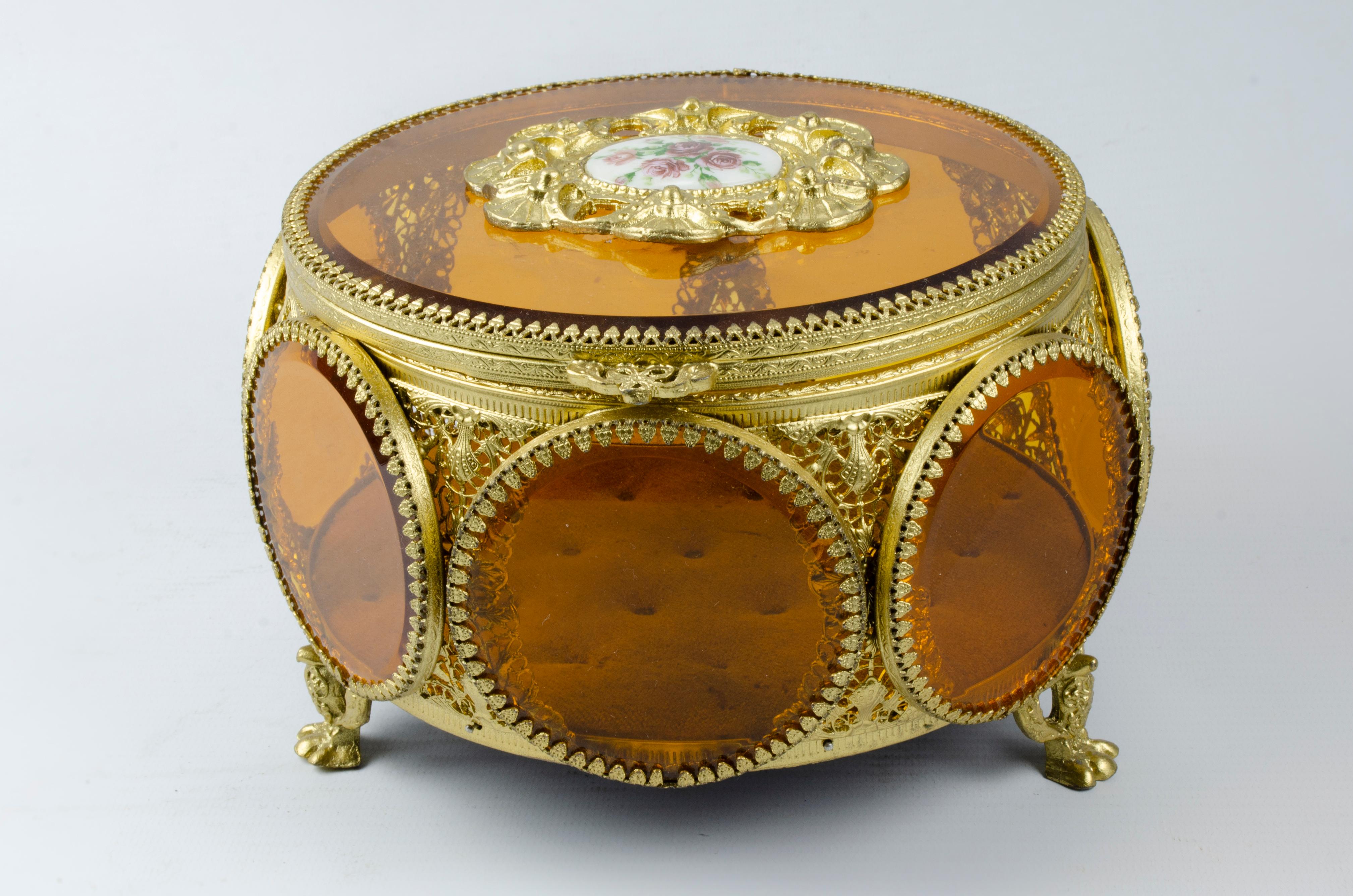 Boîte à bijoux française
MATERIAL : Bronze et cristal orange
Origine France Circa 1900
Patine dorée
parfaite condition
sur son couvercle, il y a une assiette en porcelaine.