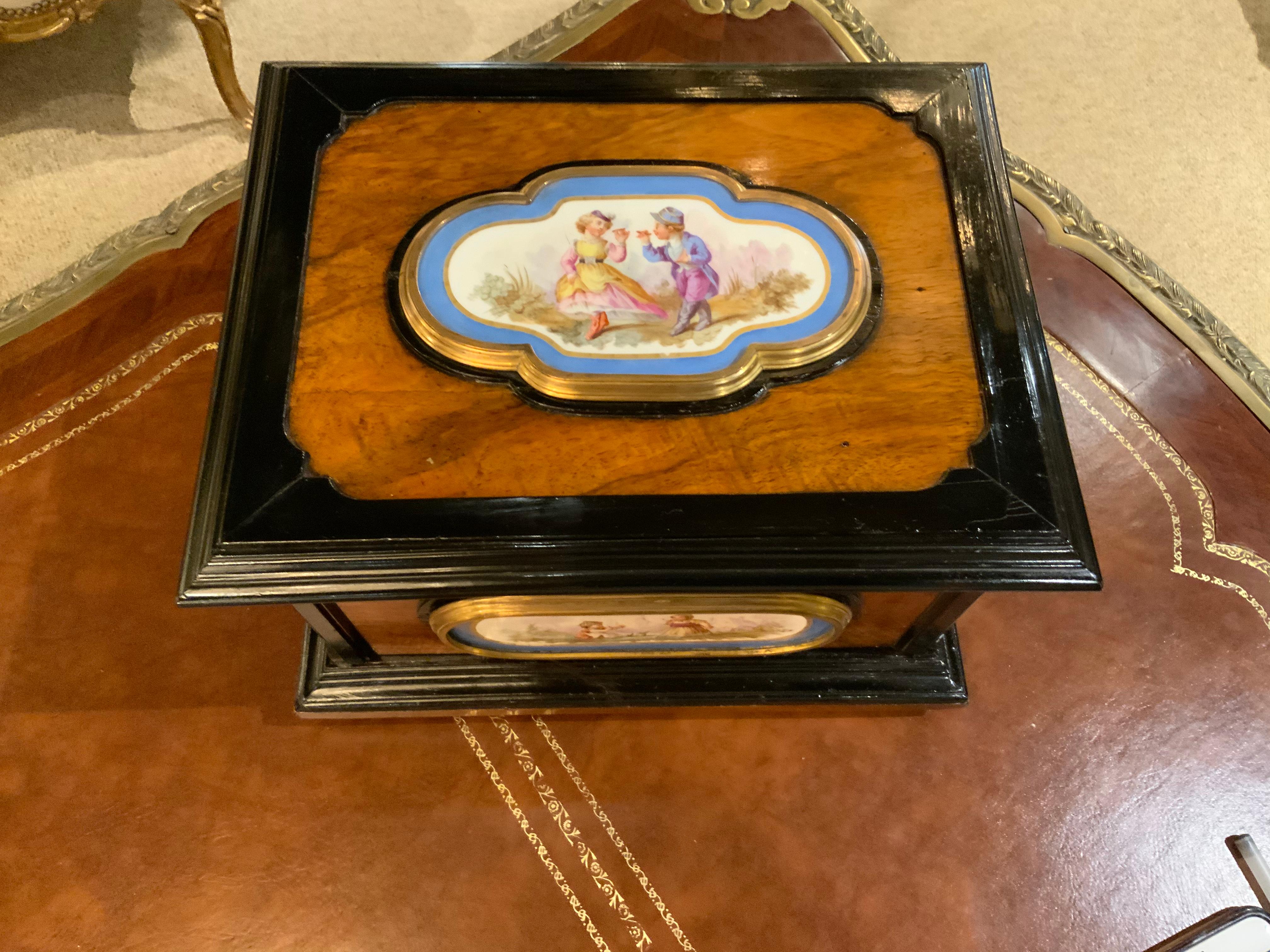 Napoléon III Boîte à bijoux française avec montures en porcelaine de style Sèvres dans un coffret en noyer en vente