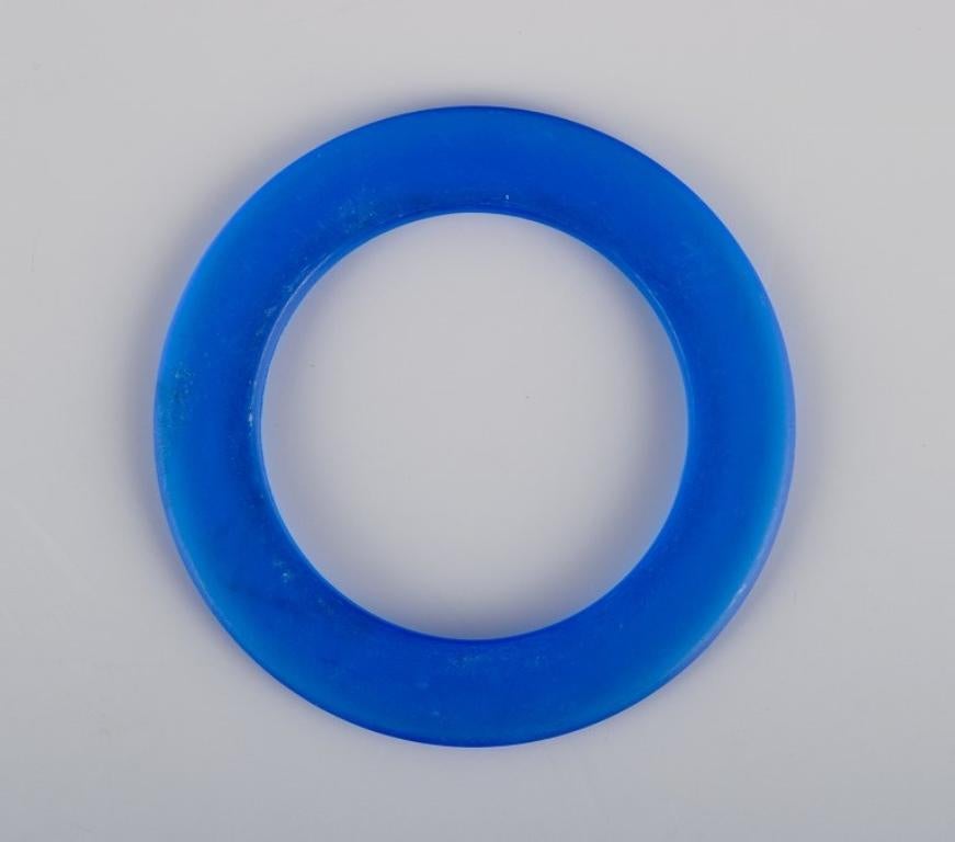 Diseñadora francesa de joyas.
Tres pulseras de plástico azul.
Finales del siglo XX.
En excelente estado.
La más grande: D 9,5 cm.