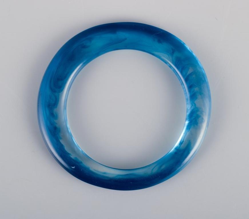 Diseñadora francesa de joyas. Tres pulseras de plástico azul. Finales del siglo XX. en Excelente estado para la venta en bronshoj, DK