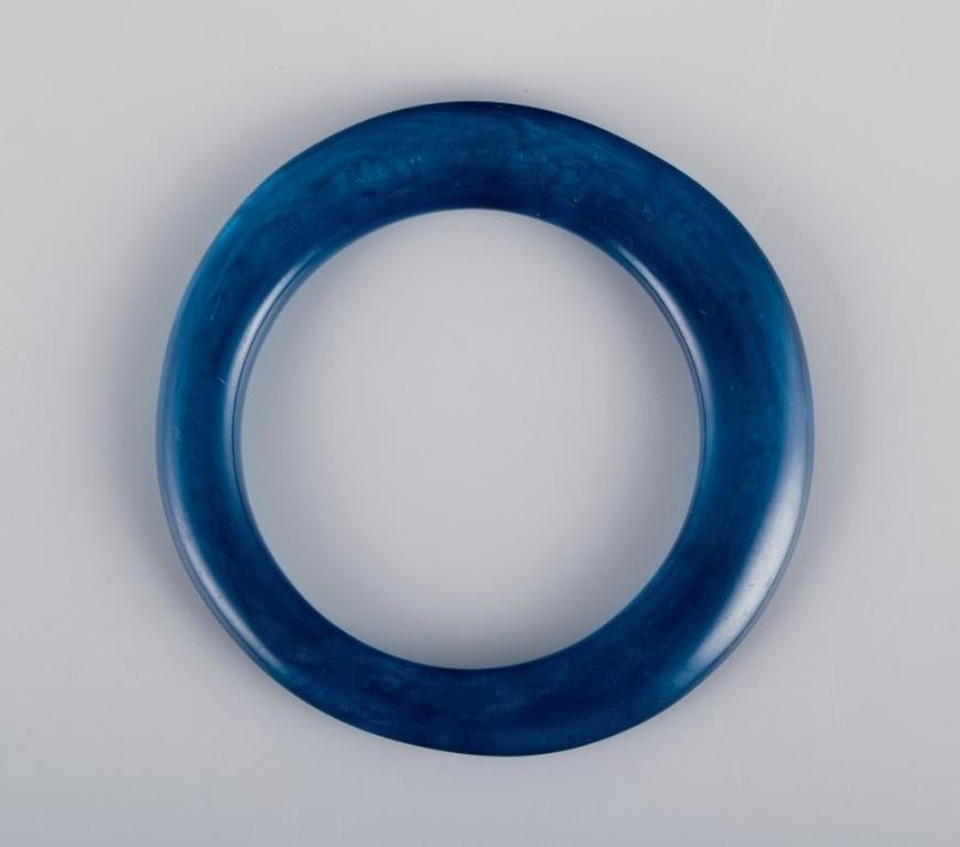 De las mujeres Diseñadora francesa de joyas. Tres pulseras de plástico azul. Finales del siglo XX. en venta