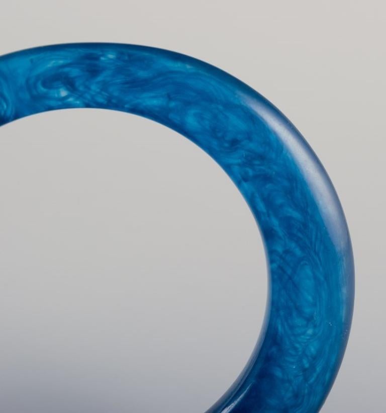 Diseñadora francesa de joyas. Tres pulseras de plástico azul. Finales del siglo XX. en venta 2