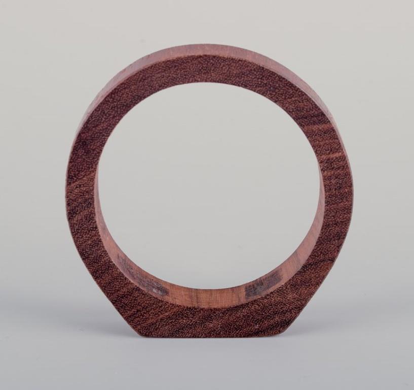 Designer di gioielli francese.
Tre braccialetti. Due in plastica e uno in Wood. 
Di colore ambrato e con sfumature di marrone.
Fine del XX secolo.
In ottime condizioni con lievi segni d'uso.
Il più grande: D 8,0 cm.