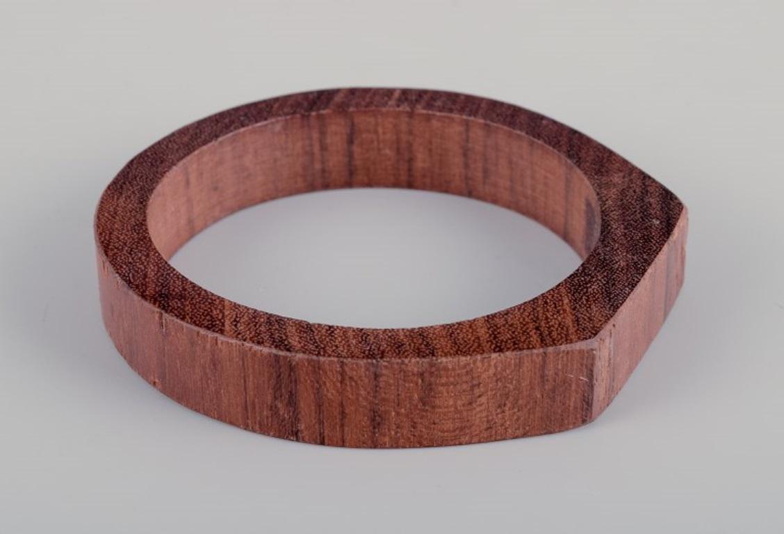 Designer di gioielli francese. Tre braccialetti. Due in plastica e uno in Wood. In condizioni ottime in vendita a bronshoj, DK