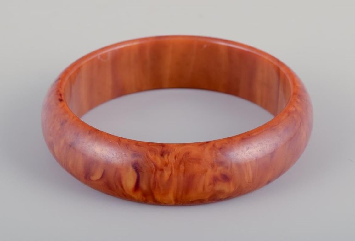 Donna Designer di gioielli francese. Tre braccialetti. Due in plastica e uno in Wood. in vendita
