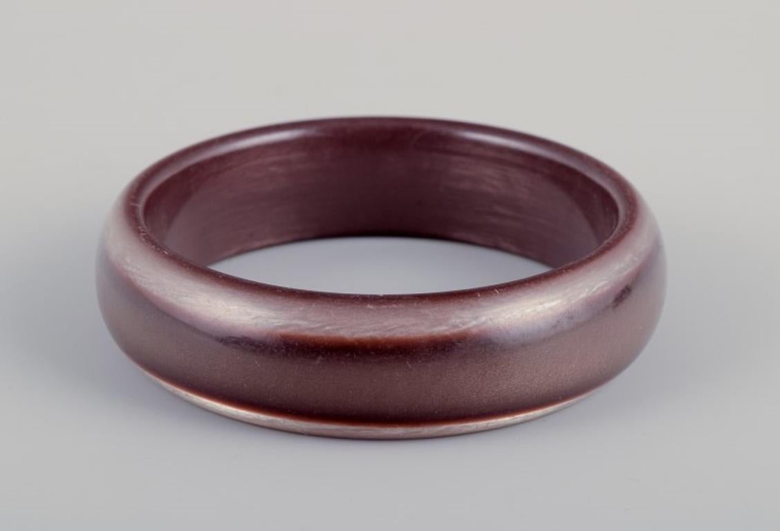 Designer di gioielli francese. Tre braccialetti. Due in plastica e uno in Wood. in vendita 1