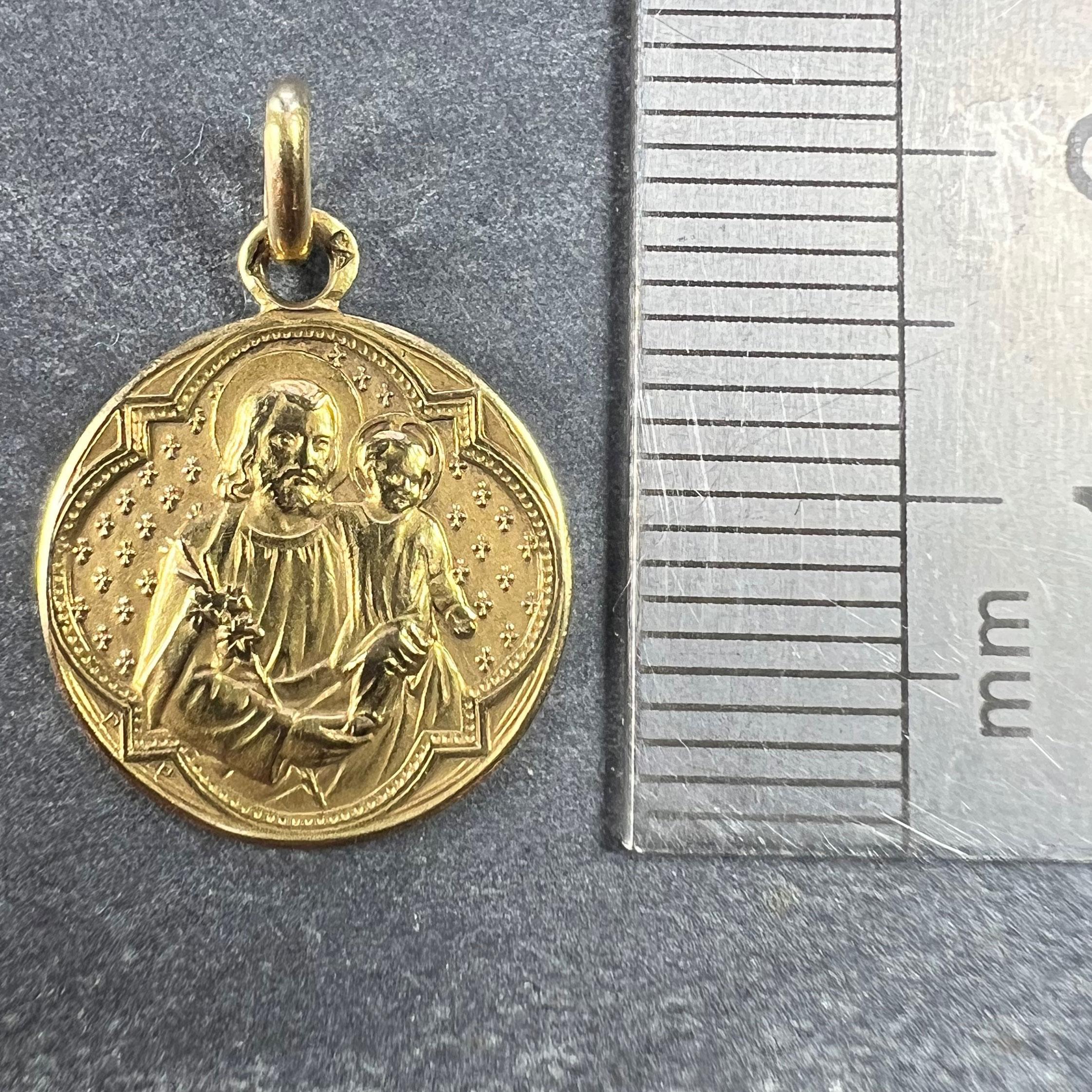 Pendentif médaille en or jaune 18K Joseph et Jésus français en vente 6