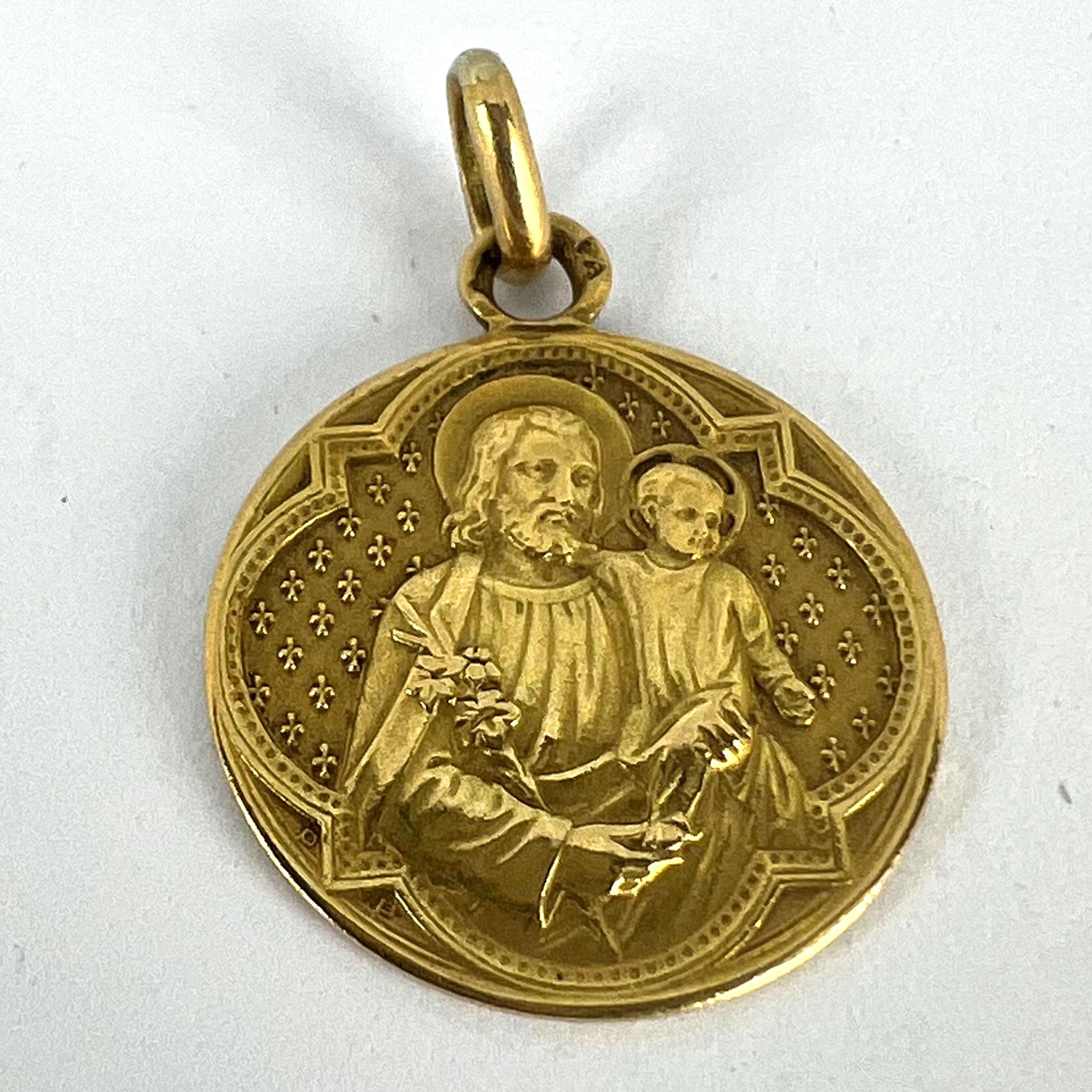 Pendentif médaille en or jaune 18K Joseph et Jésus français en vente 9