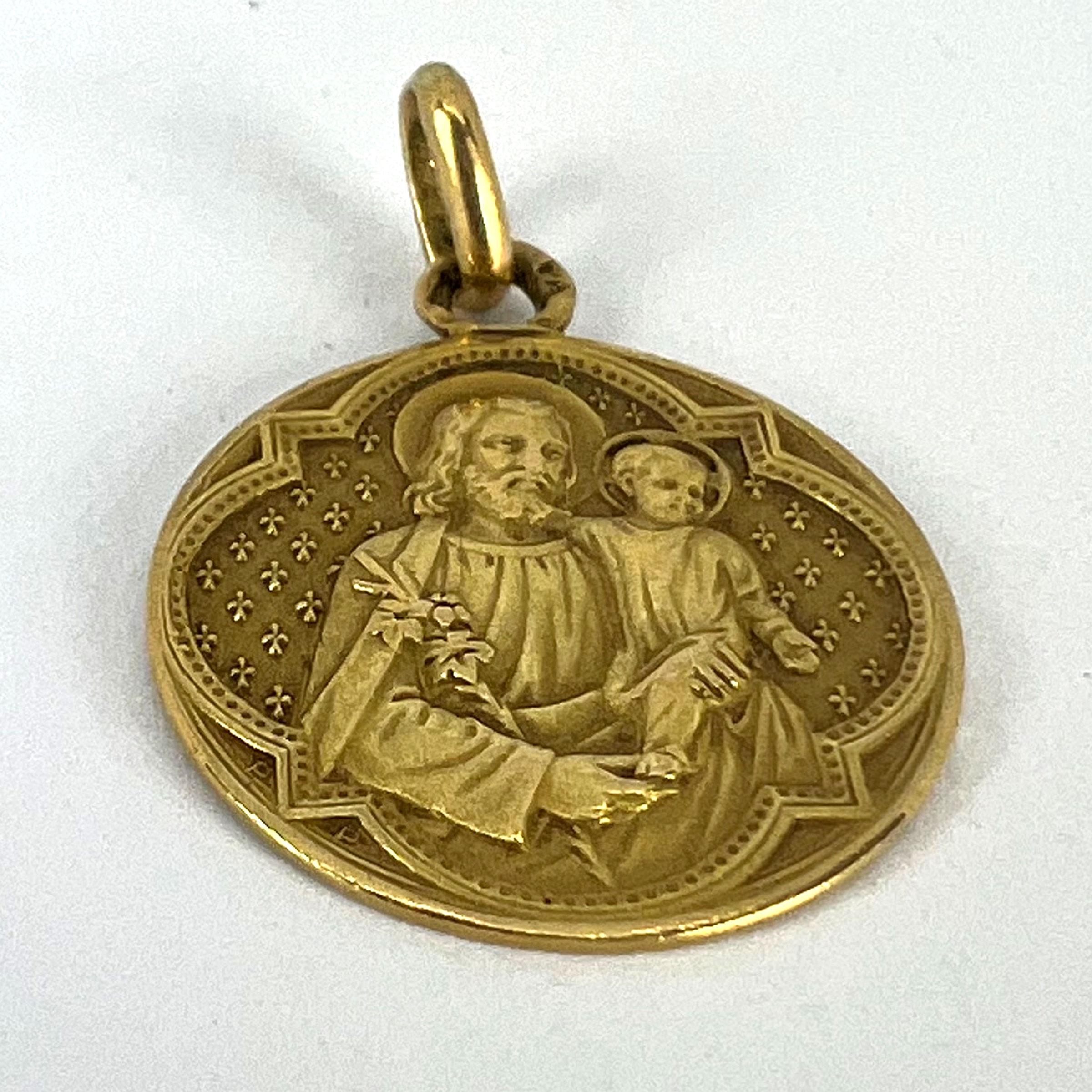 Pendentif médaille en or jaune 18K Joseph et Jésus français en vente 10