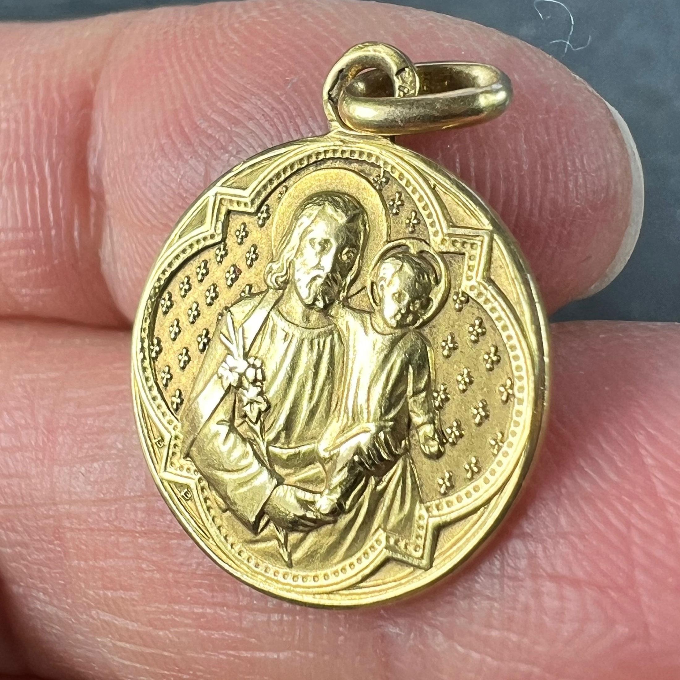 Pendentif médaille en or jaune 18K Joseph et Jésus français en vente 2