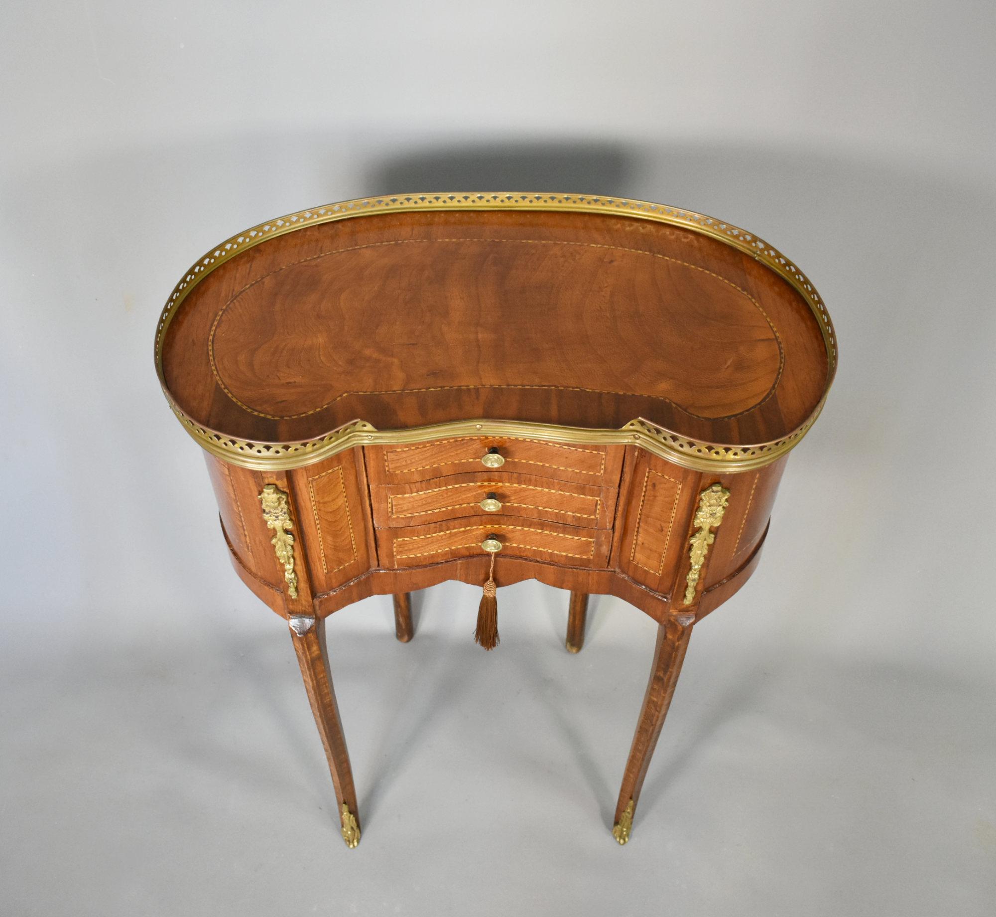 French Kidney-Shaped Side Table Louis XVI Style In Good Condition For Sale In SAINTE-COLOMBE, FR