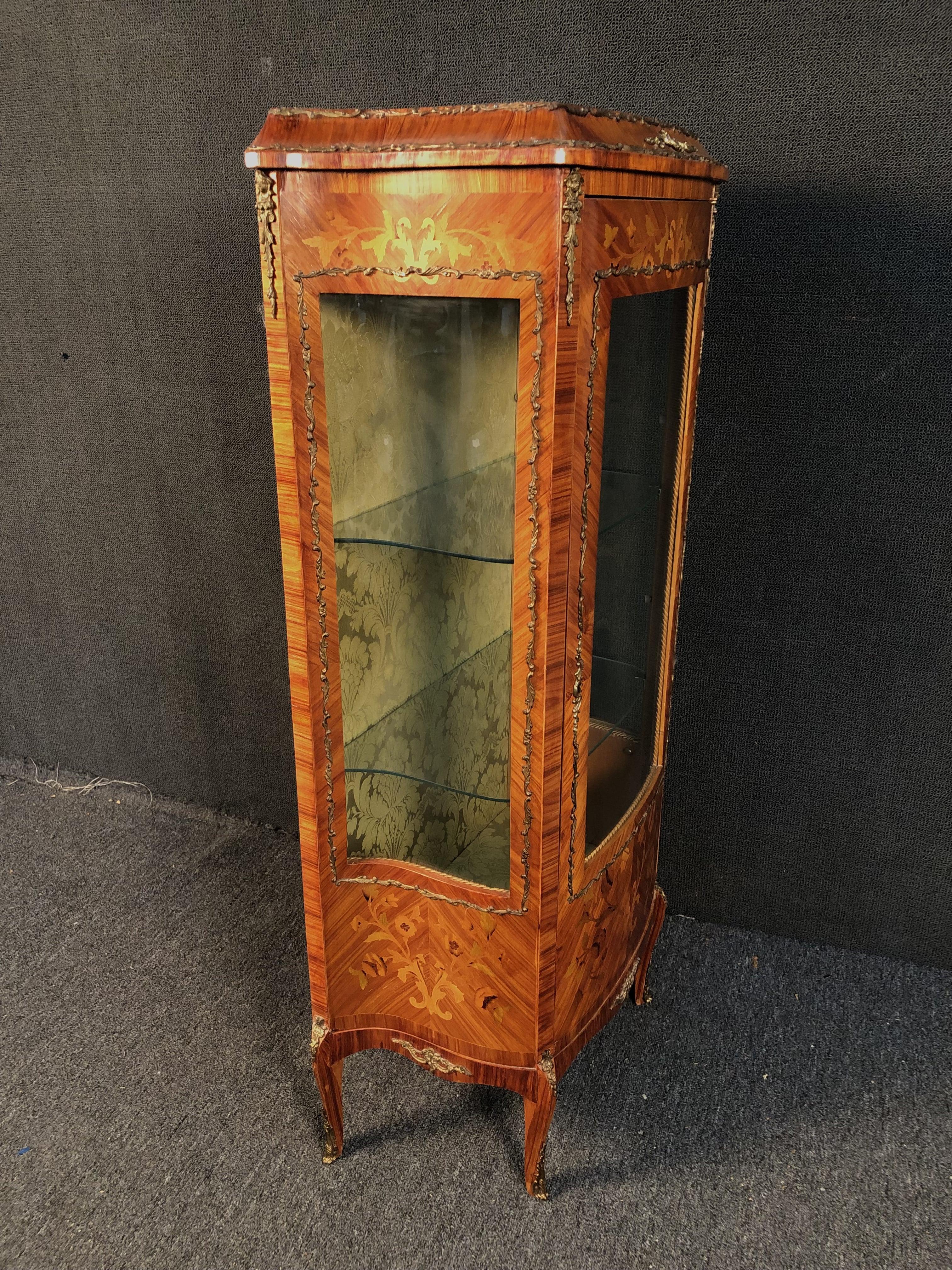 French Kingwood 19th Century Display Cabinet For Sale 14