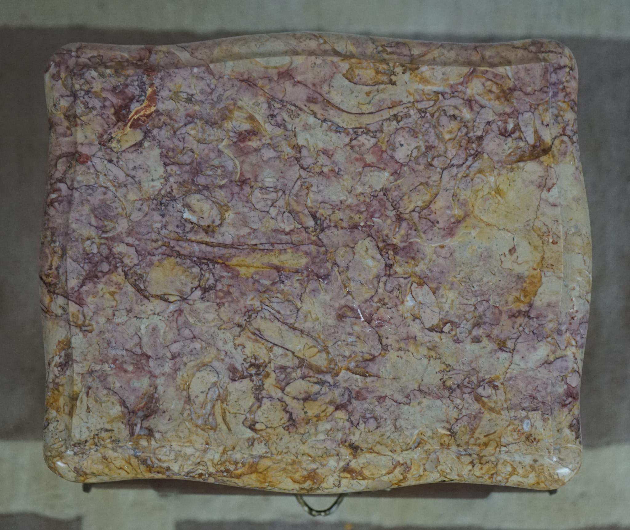 Coffre de chevet français en bois de violette et marqueterie florale incrustée avec plateau en marbre en vente 2