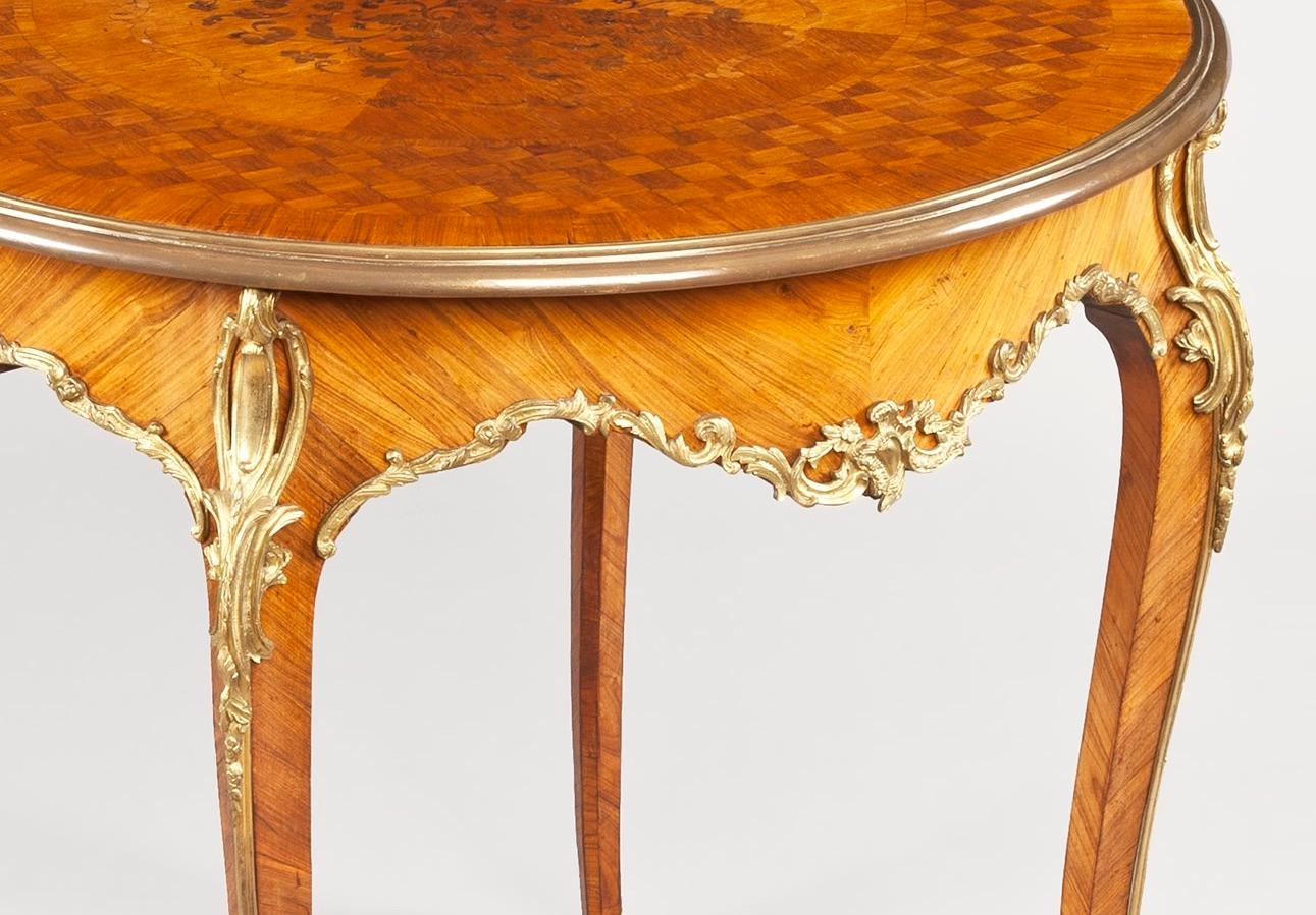 Français Table d'appoint ronde en bois de violette française et parqueterie en bronze doré, XIXe siècle en vente