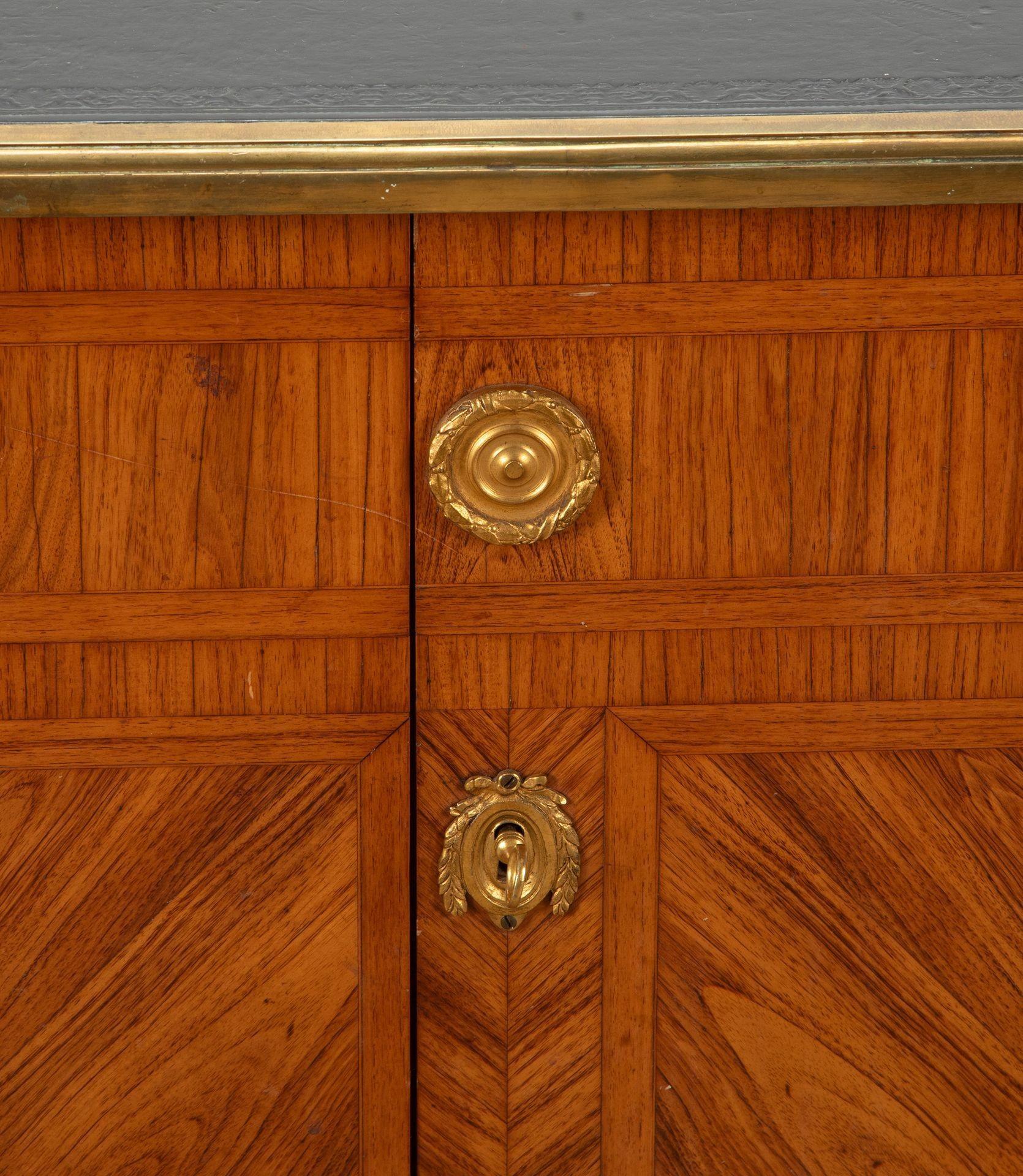 Francese Ufficio di presidenza francese del 20° secolo in legno di Re e Ormolu in vendita