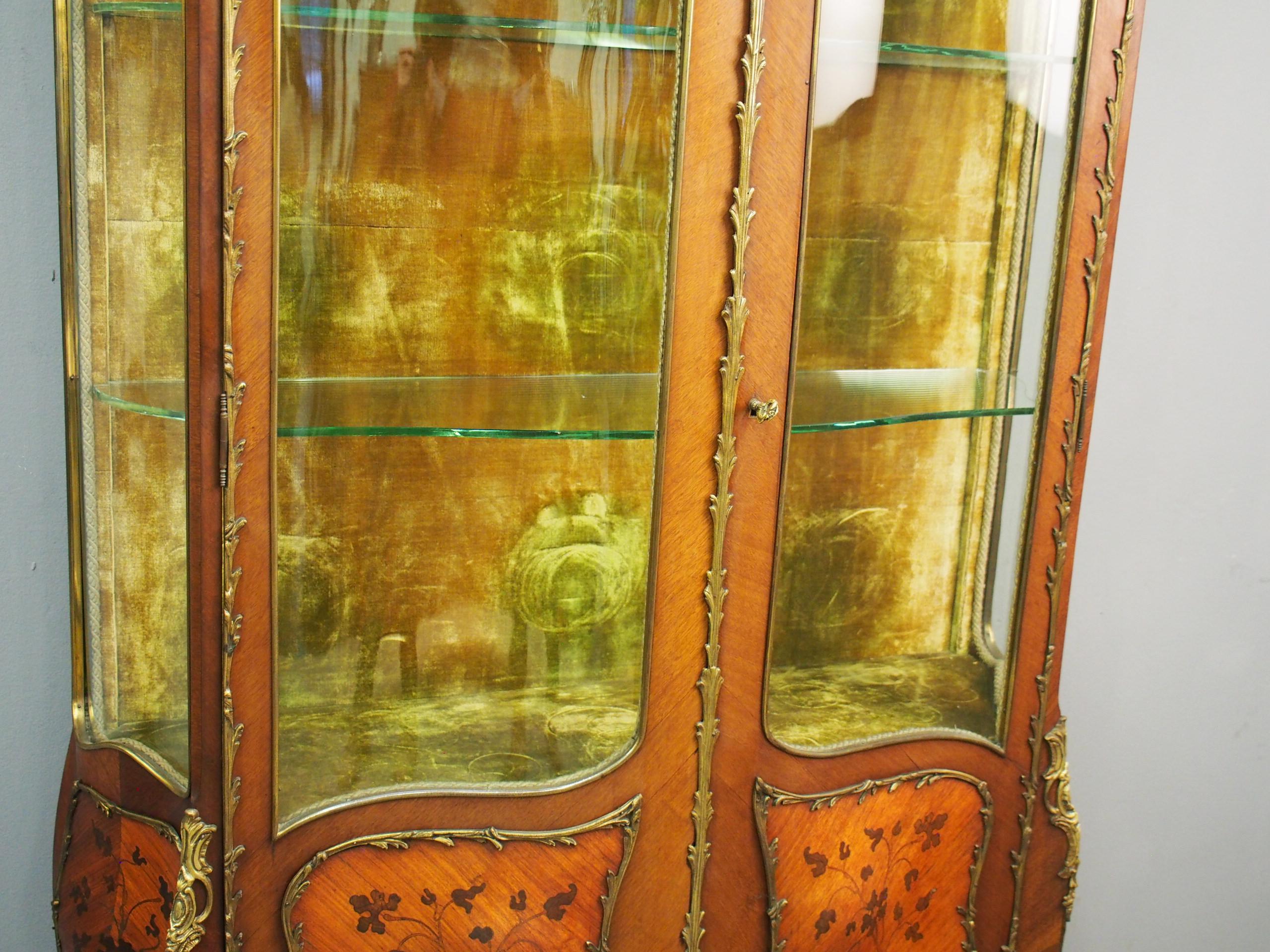 French Kingwood and Walnut Display Cabinet In Good Condition For Sale In Edinburgh, GB