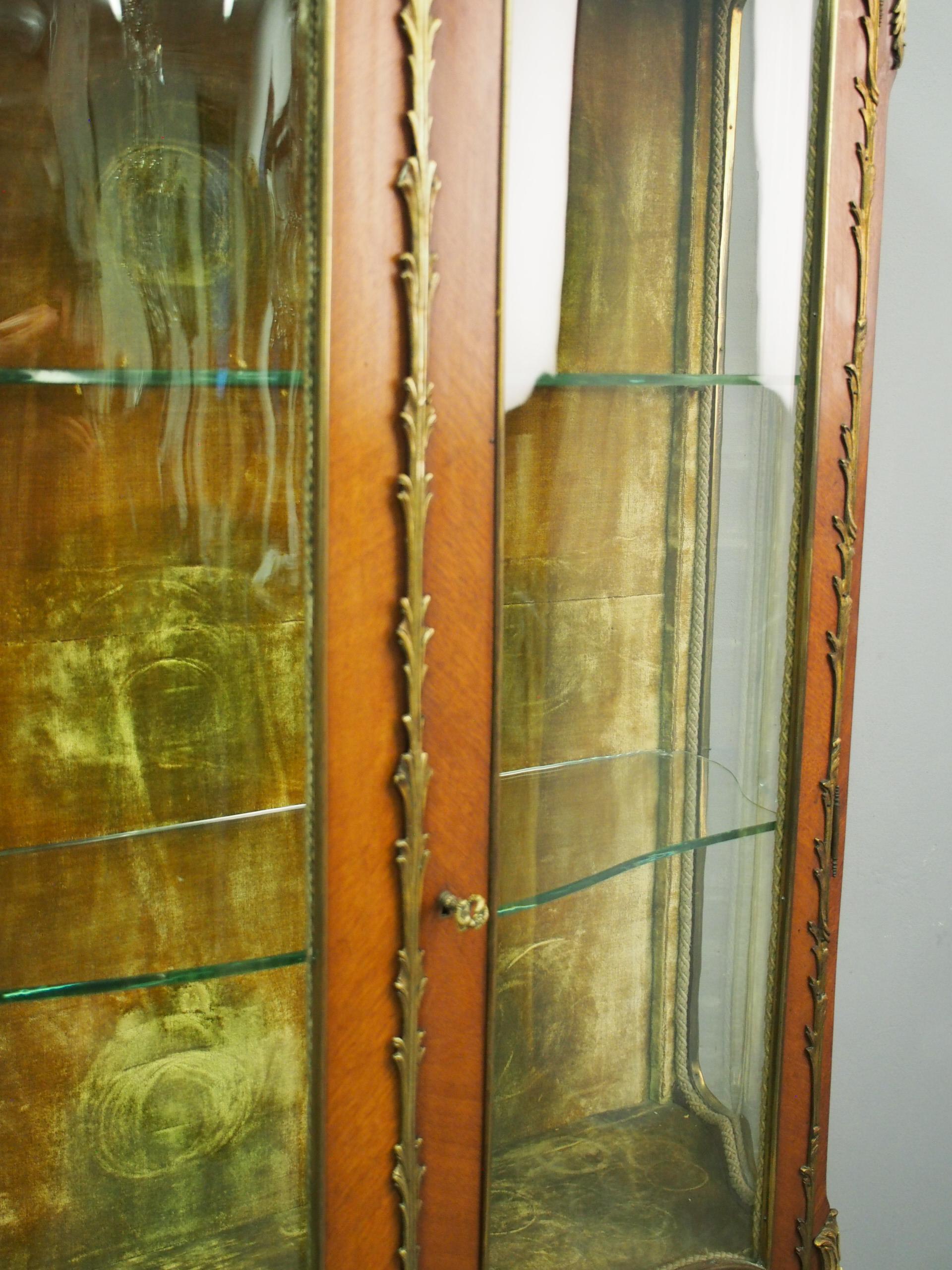 French Kingwood and Walnut Display Cabinet For Sale 4