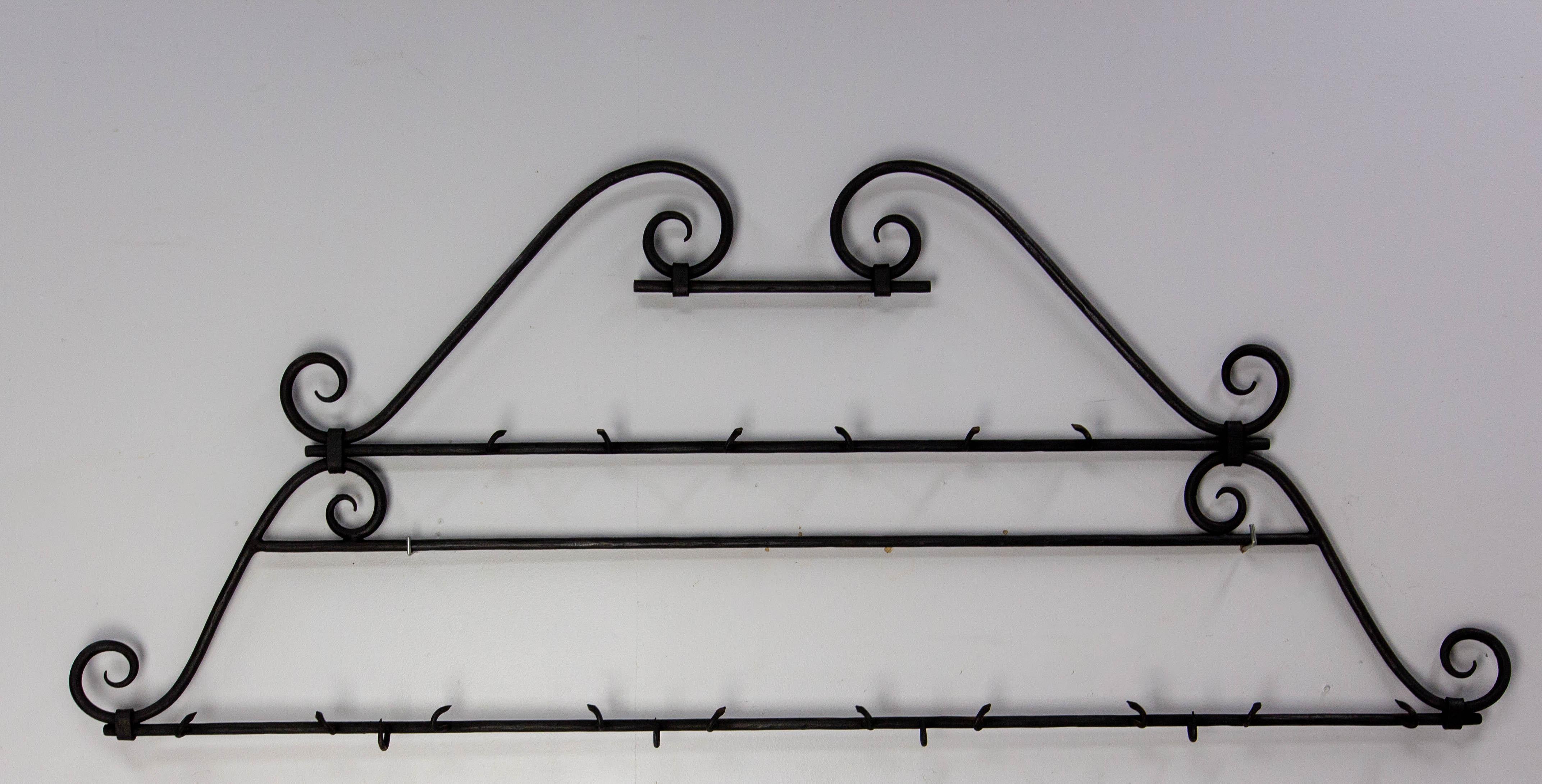 Portautensili da cucina da parete originale Antique French.
I ganci sono disposti a coppie sulla barra superiore e in serie di tre sulla barra inferiore.
Ideale per aggiungere stile a una cucina o a un ristorante.
Ferro da stiro 

Buone condizioni