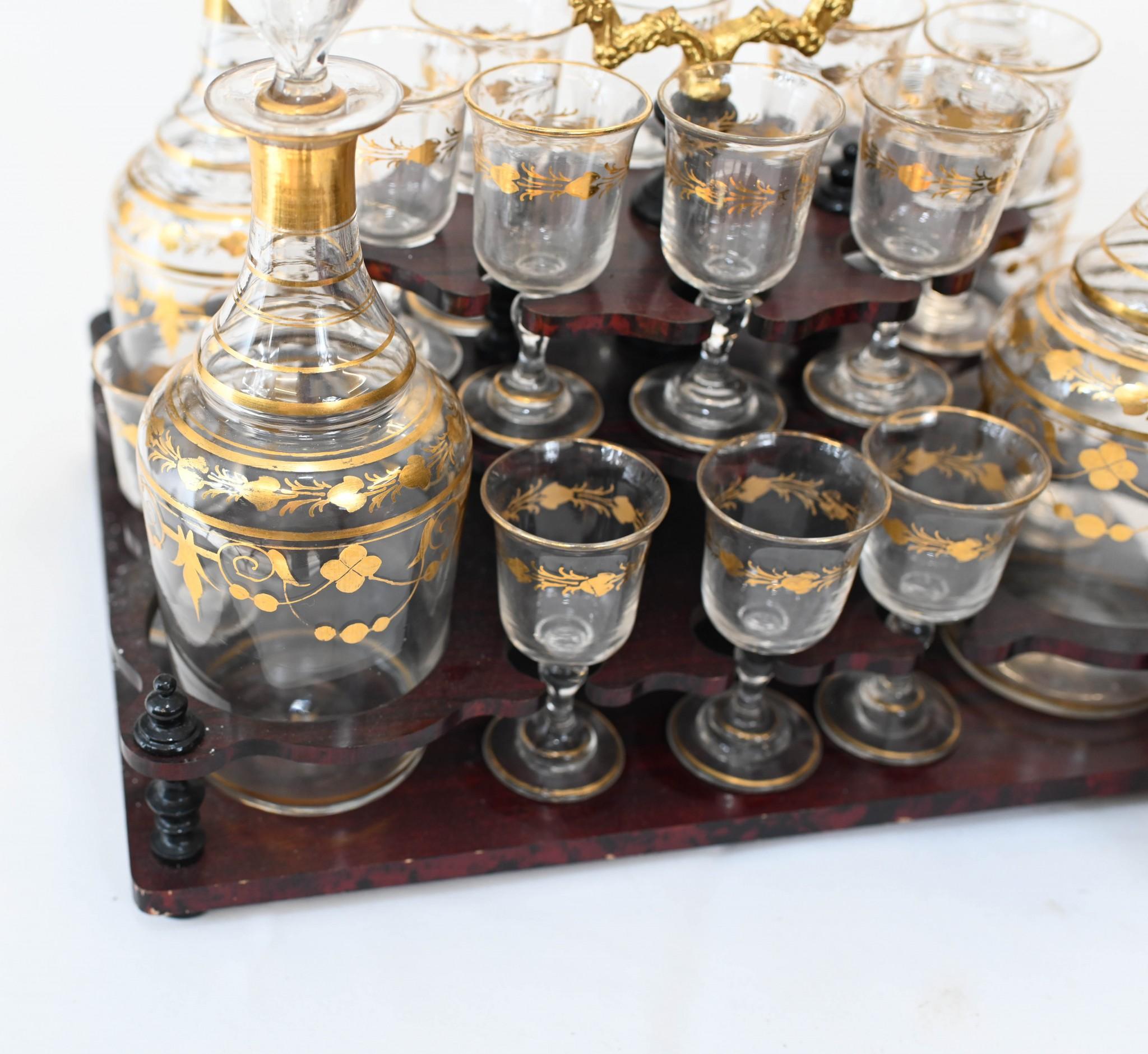 Splendido set di tantalus francese laccato antico
Questa meravigliosa scatola antica risale al 1880 circa.
Presenta intricati intarsi su tutte le superfici, compresa la madreperla nell'intarsio.
La scatola si apre per rivelare i bicchieri e le