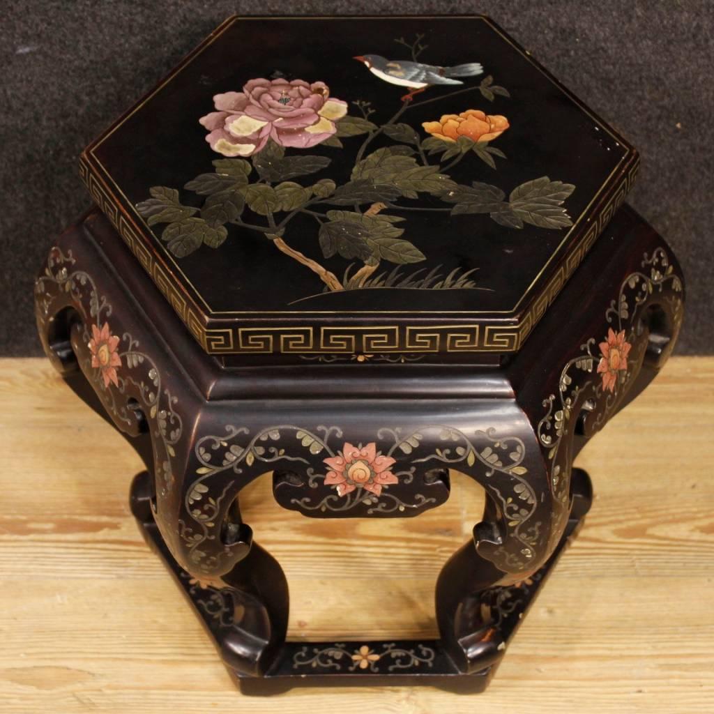 French side table from 20th century. Sculpted, chiselled, lacquered and painted chinoiserie wooden hexagonal furniture. Side table of small measure but of fabulous decoration, it can be easily inserted in different parts of the house. Object for