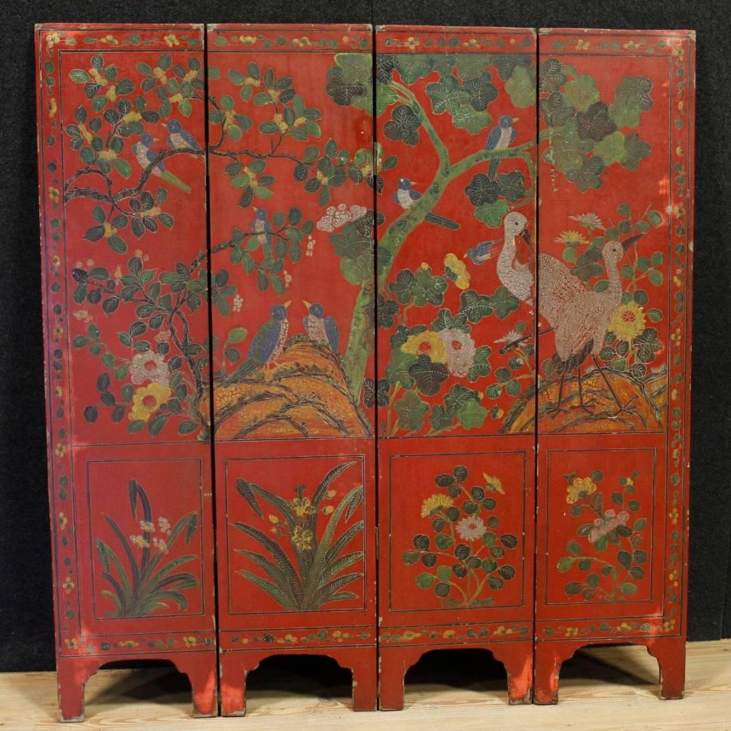 French chinoiserie screen in lacquered and painted wood and plaster with floral motifs and popular scenes, mid-20th century screen composed of four panels, ideal to be placed in a bedroom or living room. It has several signs of wear and color drops,