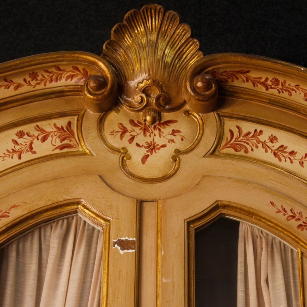 French Lacquered, Painted and Gilded Showcase, 20th Century For Sale 1
