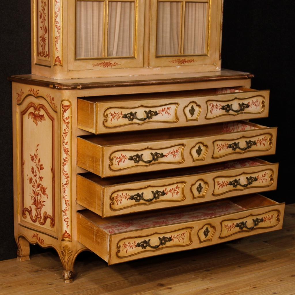 French Lacquered, Painted and Gilded Showcase, 20th Century For Sale 4