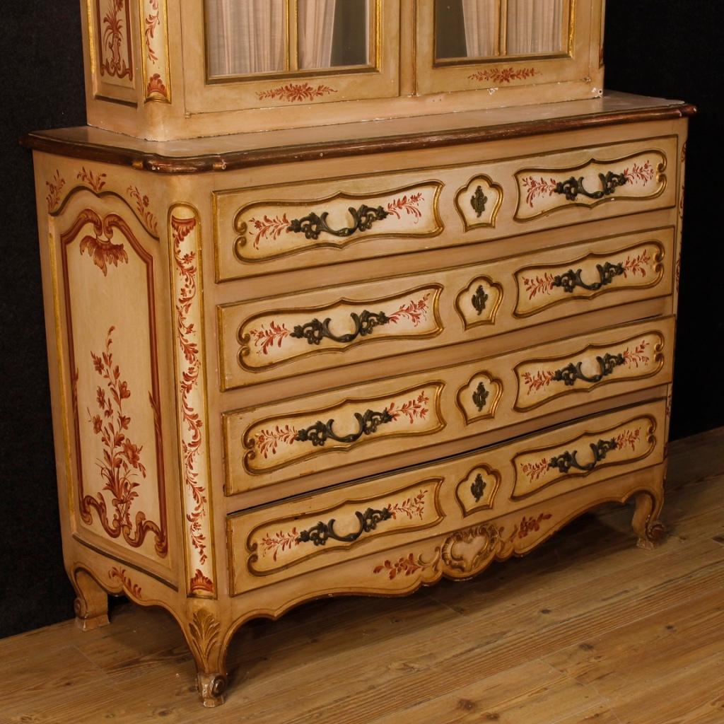 French Lacquered, Painted and Gilded Showcase, 20th Century In Good Condition For Sale In London, GB